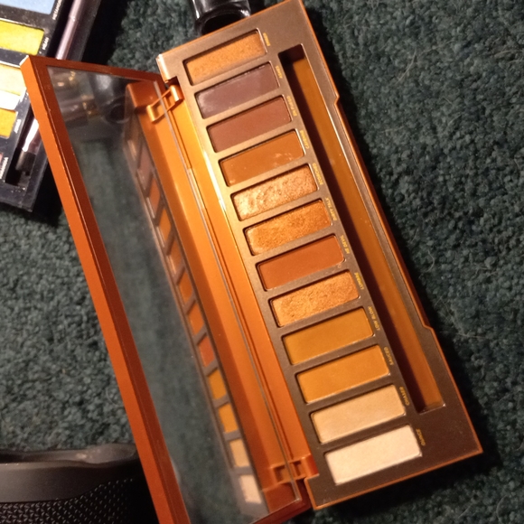 THE ULTIMATE URBAN DECAY BUNDLE OF PERFECTION!!! SEVEN EYESHADOW PALETTE ALONE!! - Picture 7 of 15